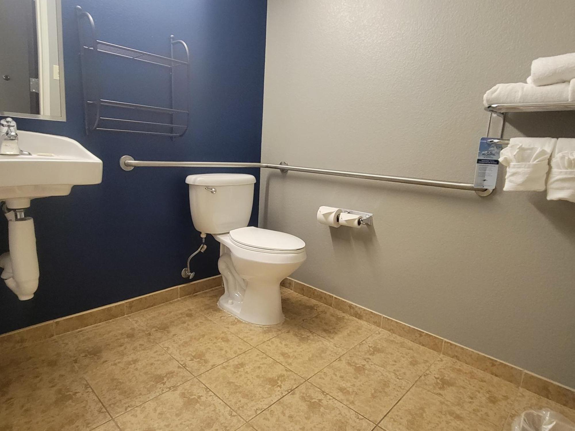 Microtel Inn & Suites By Wyndham Bluffs Council Bluffs Eksteriør billede